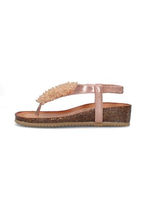 Sandalo con zeppa color oro rosa con cinturino infradito decorato con perline e fascia elastica alla caviglia, suola in sughero e suola esterna in gomma texturizzata, profilo laterale.
