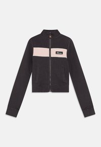 Chaqueta con cremallera recortada hecha de una suave tela gris oscuro, que presenta una franja horizontal rosa claro y un parche de logo negro en el pecho.