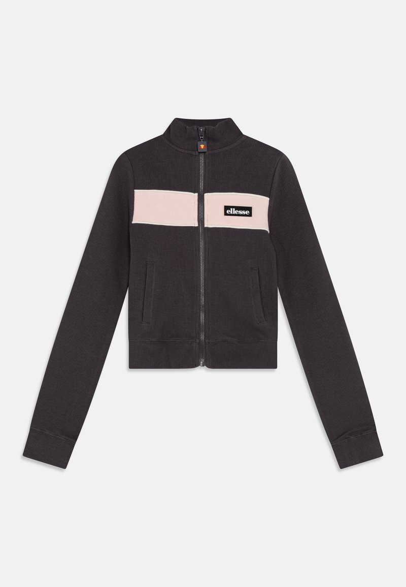 Chaqueta con cremallera recortada hecha de una suave tela gris oscuro, que presenta una franja horizontal rosa claro y un parche de logo negro en el pecho.