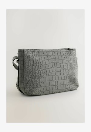 Szara torebka na ramię z teksturowanej sztucznej skóry krokodyla, prostokątny kształt i zapięcie na klapkę.