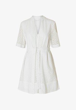 Korte ermer, hvit kjole med v-hals, med blomsterbroderi, en knytbelte i midjen og en utsvingt skjørt. Teksturert bomullsstoff.