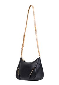 Borsa a spalla in pelle nera con hardware dorato e tracolla regolabile di colore beige, caratterizzata da un sottile motivo a mappa.