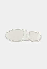 Λευκή ελαστική σόλα παπουτσιού με υφή και ζιγκ-ζαγκ μοτίβο. Διαθέτει ανάγλυφο λογότυπο «HUGO» στην περιοχή της μεσαίας σόλας. Σχεδίαση με επίπεδη επιφάνεια.