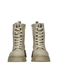 Botas de tobillo de ante beige con cordones frontales, cremallera lateral y suela de goma gruesa. Presenta una parte superior texturizada y una puntera reforzada para mayor durabilidad.