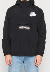 Zwarte pulloverjack met een capuchon, uitgerust met een voorvak, logoprinten en elastische manchetten. Gemaakt van lichtgewicht, glad materiaal.