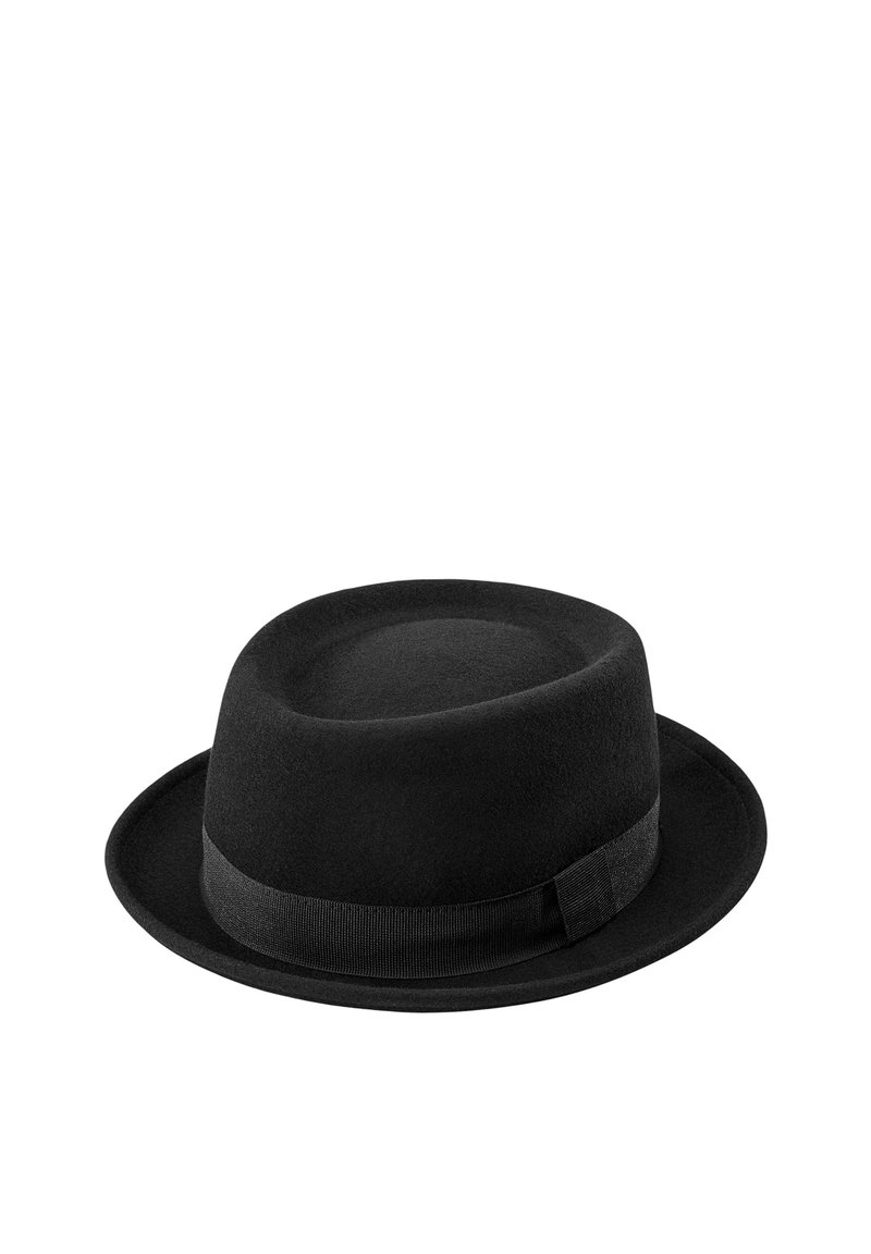 Čierny plstený fedora klobúk so širokým, plochým okrajom a hladkou textúrou, s čiernym látkovým pásikom okolo spodnej časti.