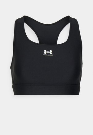 Czarny stanik sportowy o gładkiej fakturze, z tylnym zapięciem w stylu racerback oraz białym logo Under Armour z przodu. Prosty i funkcjonalny styl.