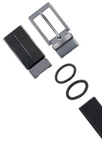 Czarny metalowy klamra z srebrnymi akcentami, dwie czarne skórzane pętle, teksturowana część paska oraz wygrawerowana nazwa marki "LANCERTO."