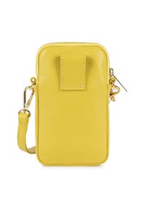 Borsa a tracolla in pelle di un brillante giallo. Forma rettangolare con chiusura a zip, una tasca frontale e una tracolla staccabile con hardware dorato.