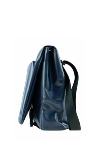 Sac en vinyle texturé bleu marine avec rabat, sangle ajustable et boucle latérale. Surface lisse, design moderne et forme minimaliste.