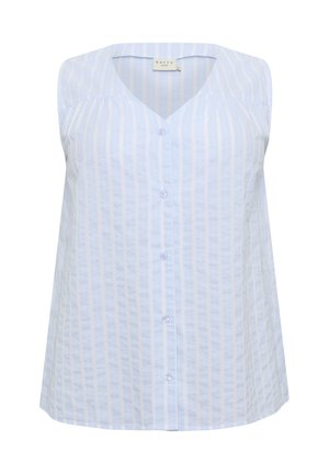 Blouse sans manches bleu clair avec des rayures blanches verticales, un décolleté en V et un devant à moitié boutonné. Fabriquée dans un tissu texturé avec une coupe décontractée.