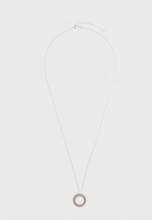 Strieborný náhrdelník s kruhovým príveskom na tenkom reťazci, s lesklým povrchom a minimalistickým dizajnom, na svetlom pozadí.
