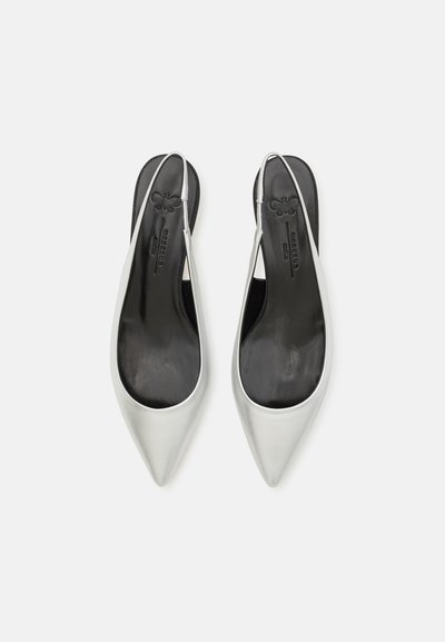 Zapatos slingback plateados con punta afilada, textura metálica suave y forro interior negro. Diseño minimalista con talón abierto.