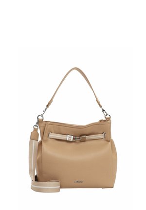 Bēša ādas rokassoma ar noņemamu svītrainu plecu siksnu, augšu rokturi un sudraba aizdari priekšpusē uz balta fona.