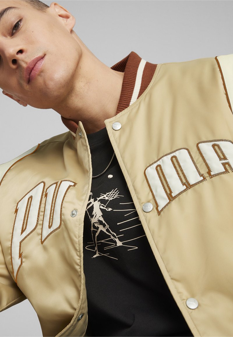 Puma FOR THE FANBASE VARSITY - Bomber Jacket - prairie tan