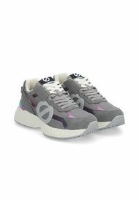 Sneaker grigi con materiali in mesh e suede, caratterizzati da una suola testurizzata, accenti viola e un logo circolare prominente sui lati.
