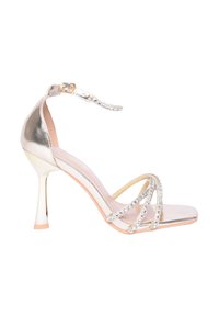 Sandalo con tacco argentato metallizzato, design con fasce e fibbia alla caviglia, con dettagli in cristallo sulle fascette e un sottile tacco a stiletto.