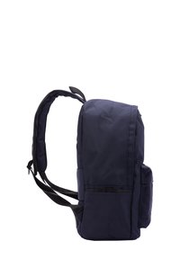 Zaino blu navy realizzato in tessuto resistente, dotato di spallacci imbottiti regolabili, una tasca laterale e un design rettangolare semplice.