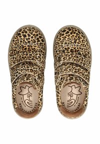 Zoccoli con stampa leopardata e texture simile al suede, dotati di due fasce in Velcro regolabili, suole beige e design a punta arrotondata.