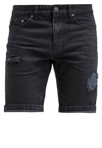 Svarta denimshorts med slitna detaljer fram, med knäppning och vikta fållar. Slät textur, rak passform.