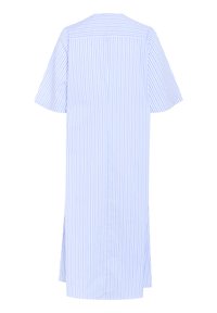 Prugasta obleka s kratkimi rokavi, izdelana iz lahkega blaga v svetlo modrih in belih navpičnih črtah, s ravnim krojem in srednje dolžino.