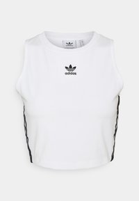 Biele skrátené tielko vyrobené z bavlny, s čiernym logom Adidas na hrudi a kontrastnými čiernymi pruhmi po stranách.