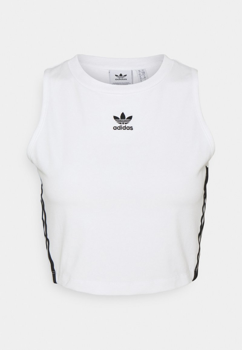 Biele skrátené tielko vyrobené z bavlny, s čiernym logom Adidas na hrudi a kontrastnými čiernymi pruhmi po stranách.