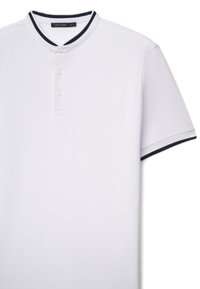 Polo bianca a maniche corte con chiusura a tre bottoni, dettaglio blu navy sul colletto e tessuto di cotone a trama testurizzata. Taglia L.