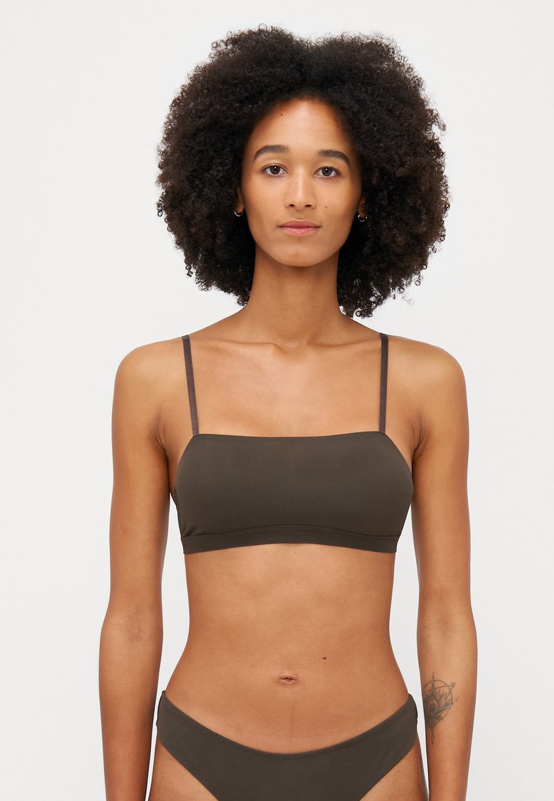 Brun bikinitopp med tynne stropper, et enkelt rektangulært design og glatt tekstur. Kombinert med matchende bikinitruser.