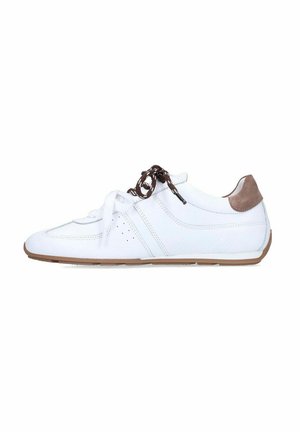 Baskets en cuir blanc avec talon en daim marron, lacets contrastants marron et blanc, et semelle en caoutchouc marron clair, vue de côté sur fond blanc.