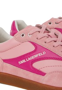 Roza teniske iz semiša in usnja, z belimi napisi, teksturiranimi vzorci in gumijastim podplatom, z okroglimi očesci in vezalkami.