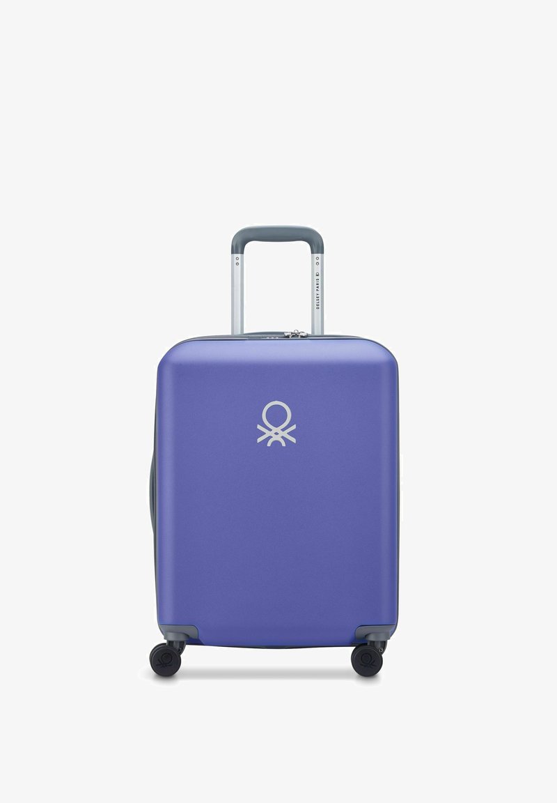 Valigia rigida viola con finitura liscia, logo argentato sul davanti, manico grigio retrattile e quattro ruote nere per la mobilità.