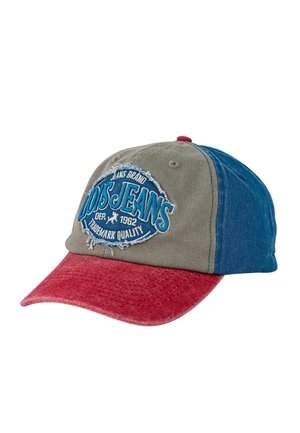 Gorra con parte superior verde, paneles laterales azules y visera roja. Presenta tela texturizada y un logo circular azul con costuras blancas.