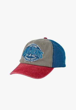 Gorra con parte superior verde, paneles laterales azules y visera roja. Presenta tela texturizada y un logo circular azul con costuras blancas.