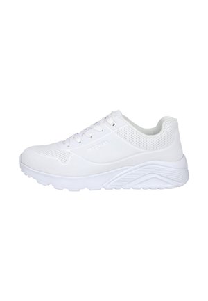 Zapatilla deportiva blanca con parte superior de malla y material sintético, puntera redonda, cierre de cordones, detalles texturizados y suela gruesa de goma.