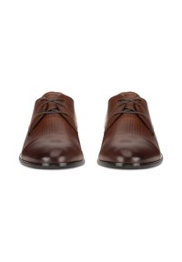 Hnedé kožené topánky s textúrovaným panelom, zaoblenou špičkou a kontrastným hladkým krytom špičky. Obsahujú šedé šnúrky a nízkoprofilovú podrážku.