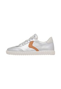 Sneaker in pelle argento con un accento beige, lacci piatti e suola in gomma bianca testurizzata. Presenta una punta arrotondata e un design a profilo basso.