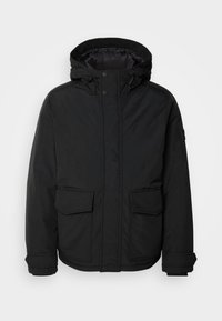 Veste d'hiver noire isolée avec capuche, boutons-pression à l'avant, deux poches à rabat et poignets réglables, présentée sur un fond blanc.