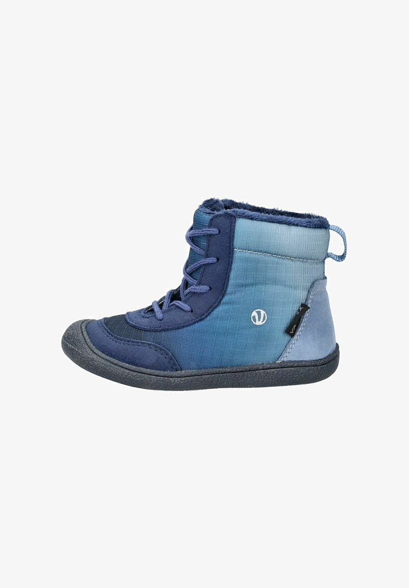 Blå støvle lavet af blødt stof med et lagdelt design, der har snørebånd, en struktureret gummisål og en krave foret med pels. Bemærkelsesværdig logo-detajle.