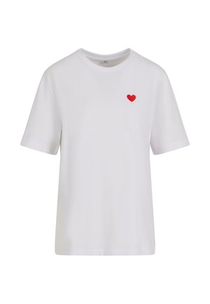 Vit bomull t-shirt med korta ärmar, rund halsringning och ett litet rött broderat hjärta på vänster bröst.