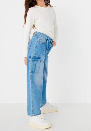Ljusblå denim cargo byxor med en avslappnad passform, som har sidfickor, hög midja och rak benstil. Bärs med en vit långärmad skjorta.
