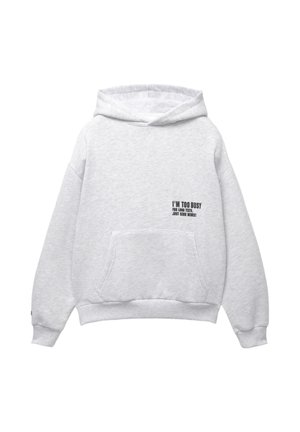 Hoodie gris en tissu doux, avec une poche frontale, des poignets et un ourlet côtelés. Le texte sur le devant indique : "J'SUIS TROP OCCUPÉ POUR DES LONGS TEXTE, ENVOIE MOI JUSTE !"