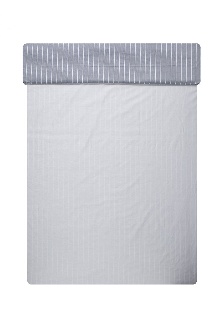 Bettwäsche aus Baumwolle mit einem hellgrauen Grundton und einer dunkelgrau gestreiften Oberseite. Glatte Textur, rechteckige Form, geeignet für Standardbettgrößen.