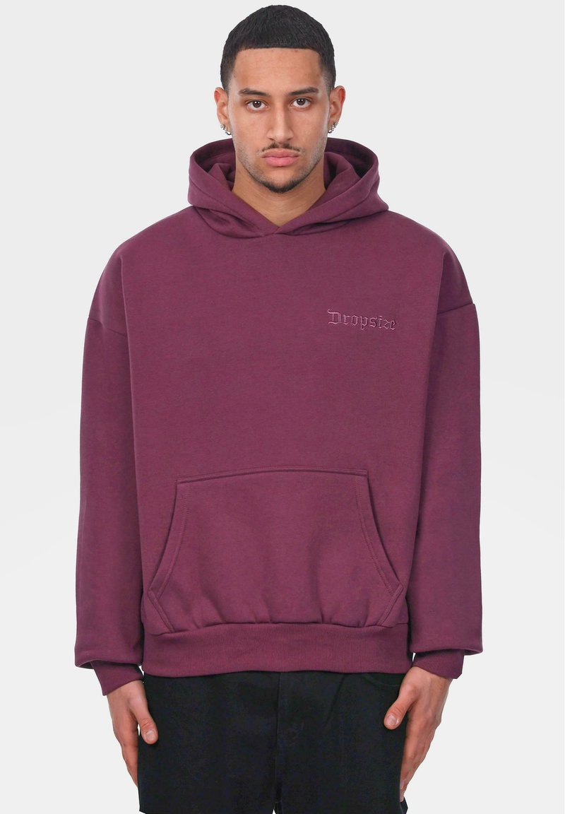 Bordeauxrotes Kapuzenshirt mit einer Fronttasche, Kordelzugkapuze und gerippten Bündchen. Auf der Brust befindet sich der aufgestickte Schriftzug "Dropsize" in einer kontrastierenden Farbe.