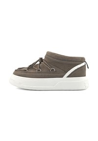 Zapatilla alta de ante marrón con suela gruesa blanca, cordones elásticos con toggle y una franja reflectante blanca en el talón, vista lateral.