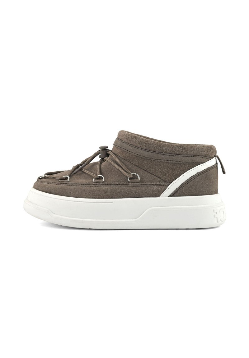 Zapatilla alta de ante marrón con suela gruesa blanca, cordones elásticos con toggle y una franja reflectante blanca en el talón, vista lateral.
