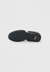 Must musta musta tekstuuri haardega ja roosa Puma logodega, king vastu valget tausta külili.