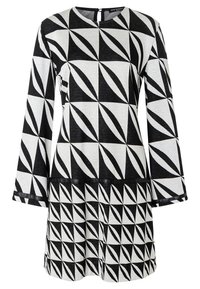 Černobílé geometrické šaty s dlouhými rukávy, které mají vzor diamantů a křivek, kulatý výstřih a černé lemování.