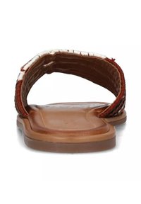 Infradito marroni con suola liscia, dotati di un'ampia fascia intrecciata con accenti rossi e bianchi. Sottopiede testurizzato per comfort e supporto.