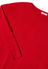 Rode lange mouw trui met een ronde halslijn en ribgebreide manchetten, gemaakt van zacht materiaal, met een label waarop "CECIL" in het wit staat.